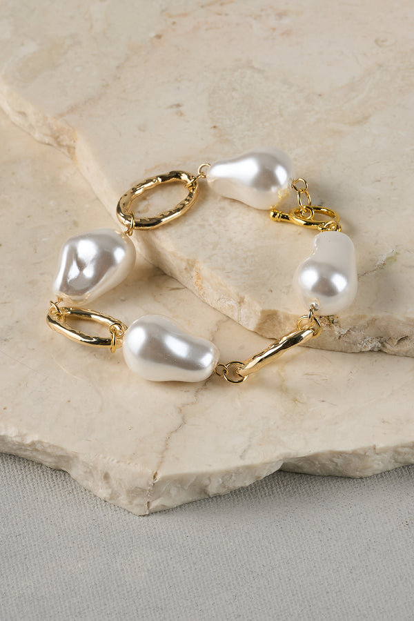Baroque Pearl Wrist – Cream