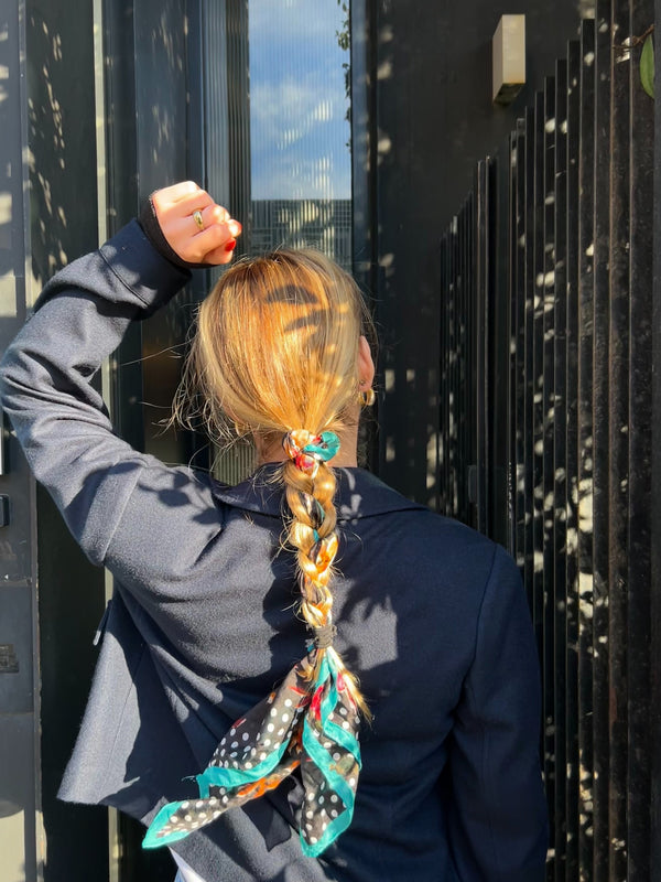 5 Chic Ways to Style a Silk Scarf in Your Hair