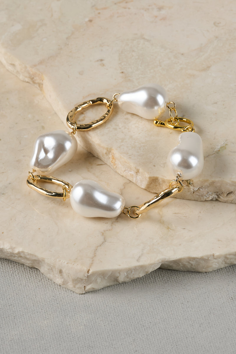 Baroque Pearl Wrist – Cream