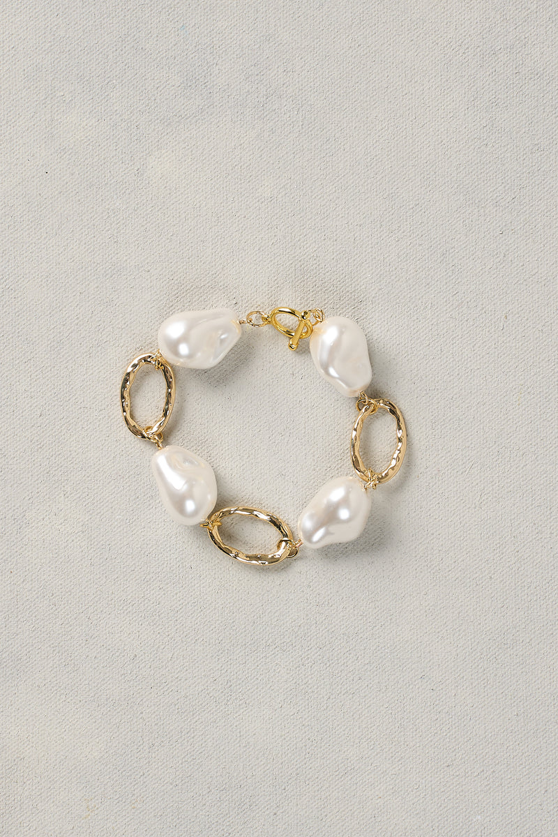 Baroque Pearl Wrist – Cream