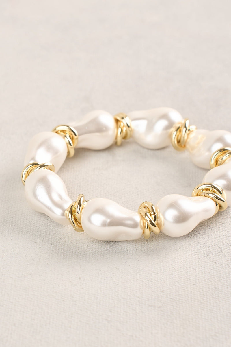 Statement Baroque Pearl Wrist - Gold