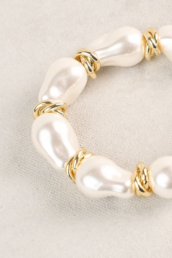 Statement Baroque Pearl Wrist - Gold